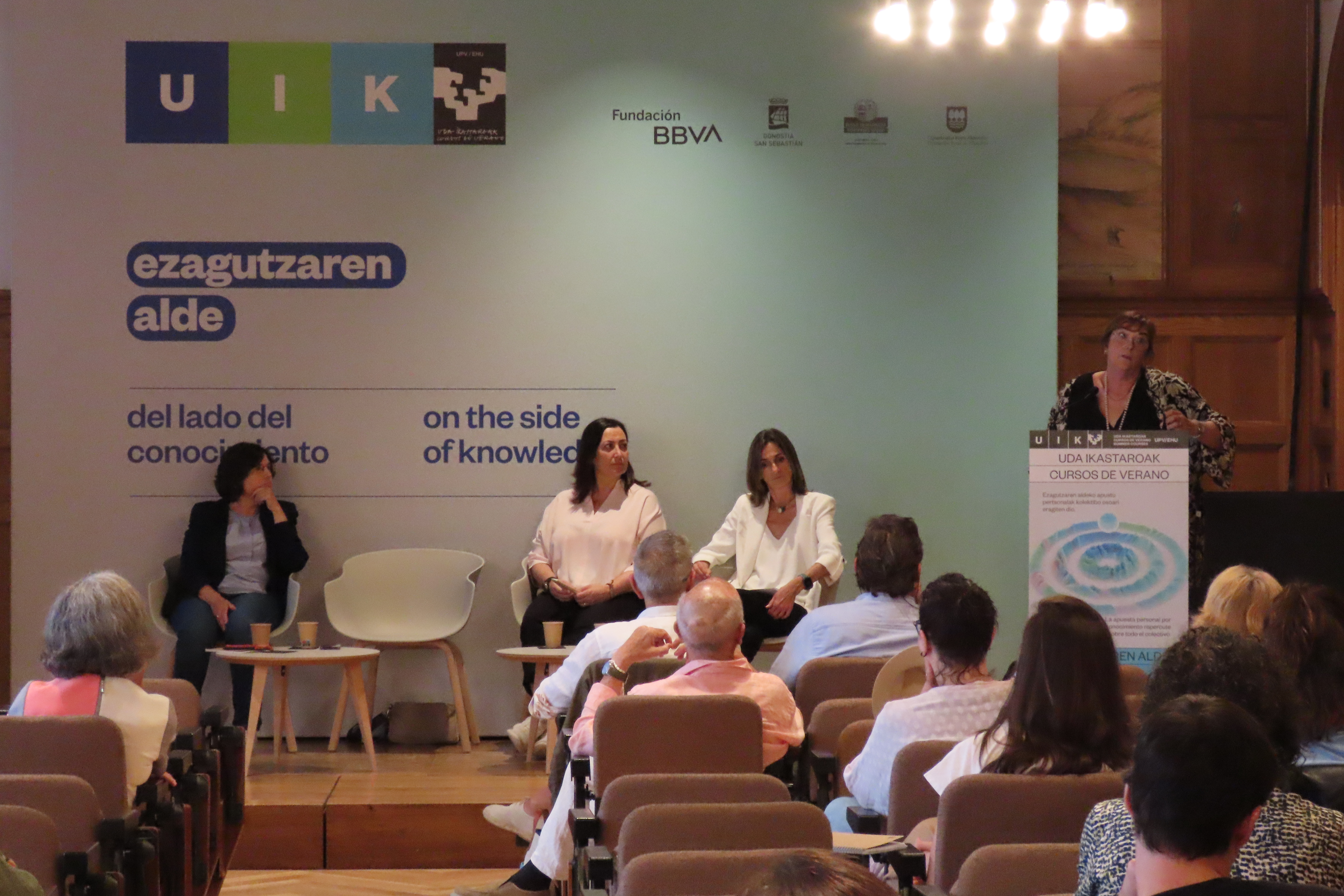 Mesa redonda 2. Ana Isabel De Los Rios, Marije Goikoetxea, María Gómez eta María José Catalán